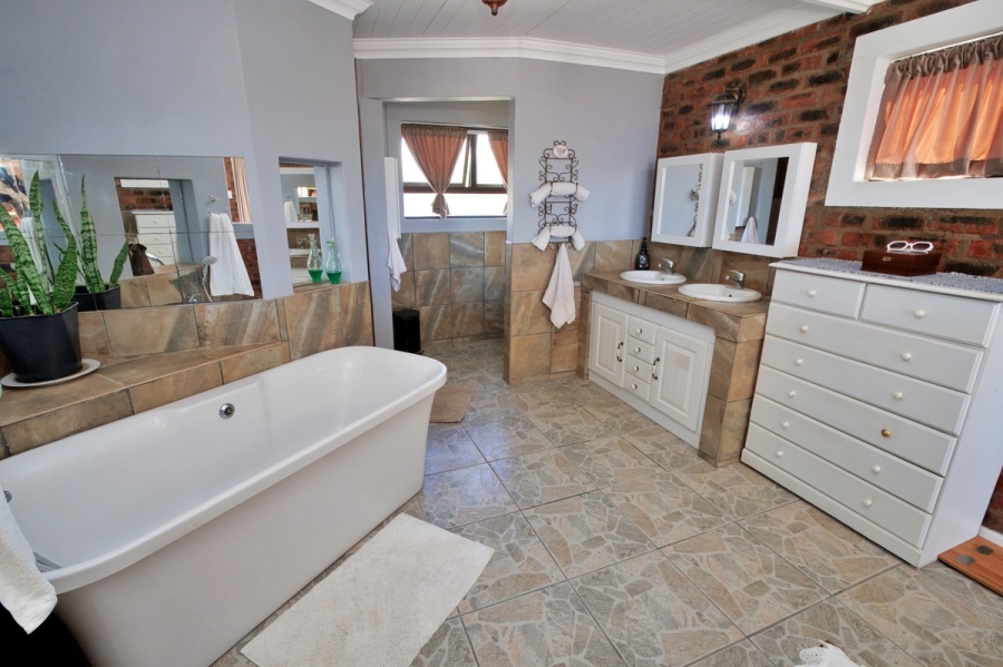 4 Bedroom Property for Sale in Stilbaai Wes Western Cape